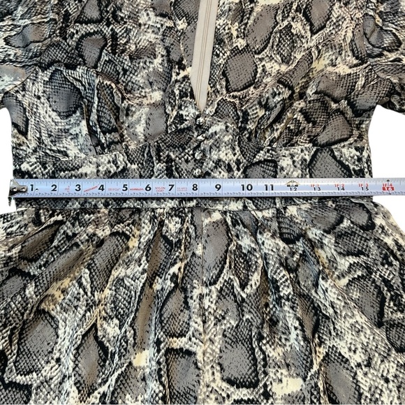 MAIN STRIP Romper Snake Skin Print, V-Neck, Gray/Black & White, Size‎ Large - Picture 8 of 12